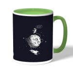 كوب قهوة بمقبض اخضر بتصميم رائد فضاء