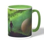 كوب قهوة بمقبض اخضر بتصميم رحله الى الفضاء