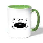 كوب قهوة بمقبض اخضر بتصميم سلطعون خائف