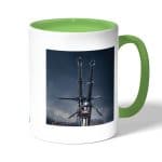 كوب قهوة بمقبض اخضر بتصميم سيف فضي أفعواني من ذا ويتشر 3 وايلد هانت