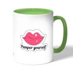 كوب قهوة بمقبض اخضر بتصميم شفاه جذابه