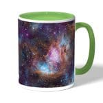 كوب قهوة بمقبض اخضر بتصميم فضاء بنفسجي