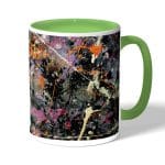 كوب قهوة بمقبض اخضر بتصميم فن تجريدي