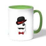 كوب قهوة بمقبض اخضر بتصميم قبعة وشوارب