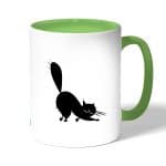 كوب قهوة بمقبض اخضر بتصميم قط اسود