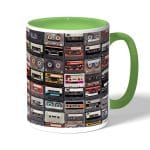 كوب قهوة بمقبض اخضر بتصميم كاسيت موسيقي