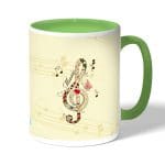 كوب قهوة بمقبض اخضر بتصميم نغمة موسيقية جميلة