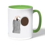 كوب قهوة بمقبض اخضر بتصميم وقت القهوة