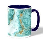 كوب قهوة بمقبض ازرق داكن بتصميم أزرق ذهبي