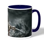 كوب قهوة بمقبض ازرق داكن بتصميم أساسنز كريد