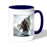 كوب قهوة بمقبض ازرق داكن بتصميم أساسنز كريد الثورة الأمريكية