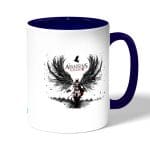 كوب قهوة بمقبض ازرق داكن بتصميم أساسنز كريد الجناح الأسود