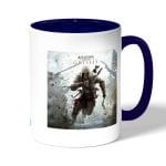 كوب قهوة بمقبض ازرق داكن بتصميم أساسنز كريد وسط الحرب