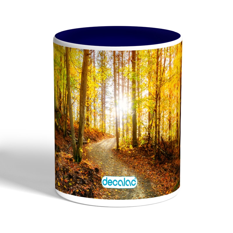 كوب-قهوة-بمقبض-ازرق-داكن-بتصميم-أوراق-الخريف-1