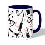 كوب قهوة بمقبض ازرق داكن بتصميم ادوات المكياج والموضة