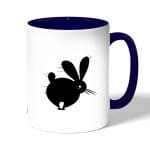 كوب قهوة بمقبض ازرق داكن بتصميم ارنب مخيف