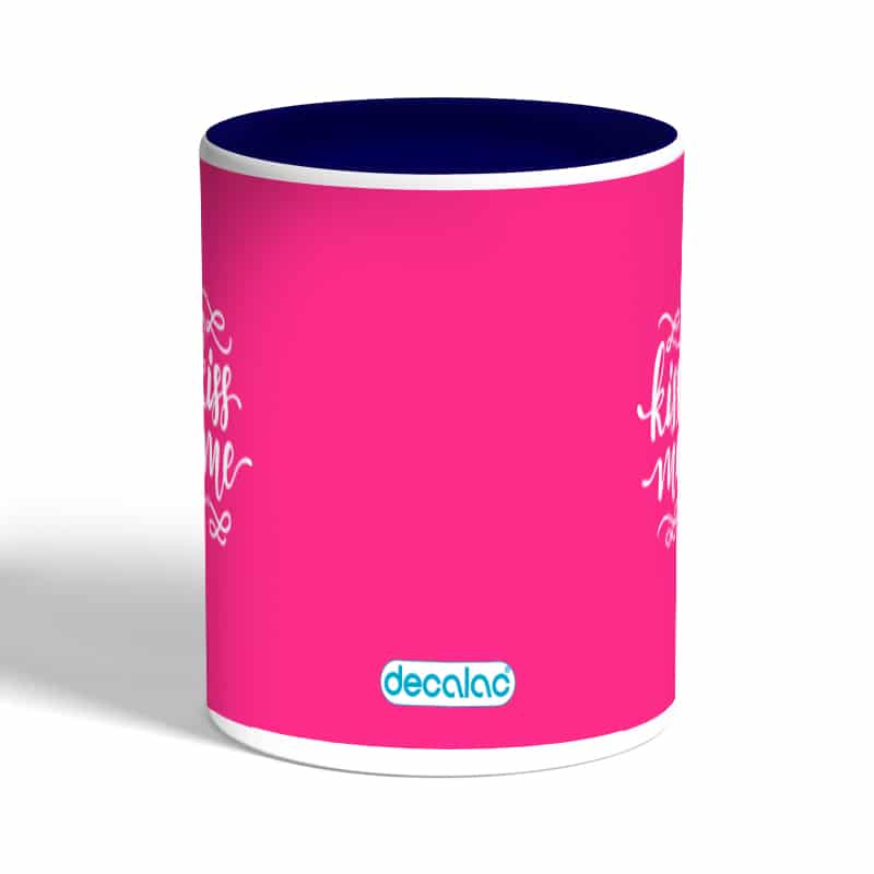 كوب-قهوة-بمقبض-ازرق-داكن-بتصميم-اعطني-قبلة-1