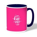 كوب قهوة بمقبض ازرق داكن بتصميم اعطني قبلة