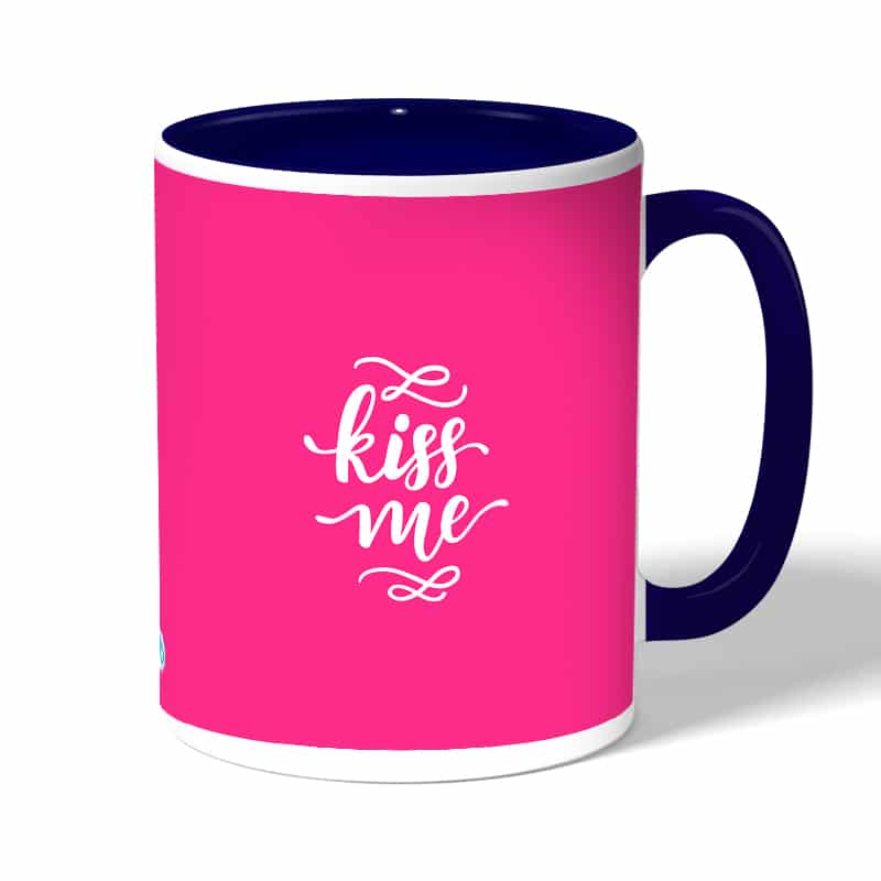 كوب قهوة بمقبض ازرق داكن بتصميم اعطني قبلة كوب قهوة بمقبض ازرق داكن بتصميم اعطني قبلة