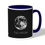 كوب قهوة بمقبض ازرق داكن بتصميم اكتمال القمر