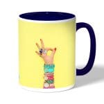 كوب قهوة بمقبض ازرق داكن بتصميم اكسسوارات يد امرأة