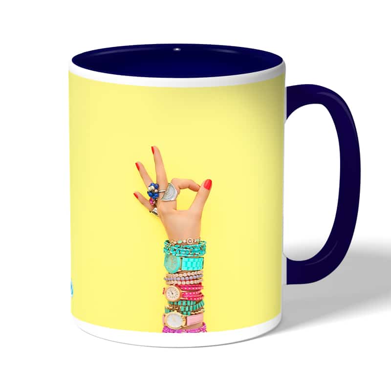 كوب قهوة بمقبض ازرق داكن بتصميم اكسسوارات يد امرأة كوب قهوة بمقبض ازرق داكن بتصميم اكسسوارات يد امرأة