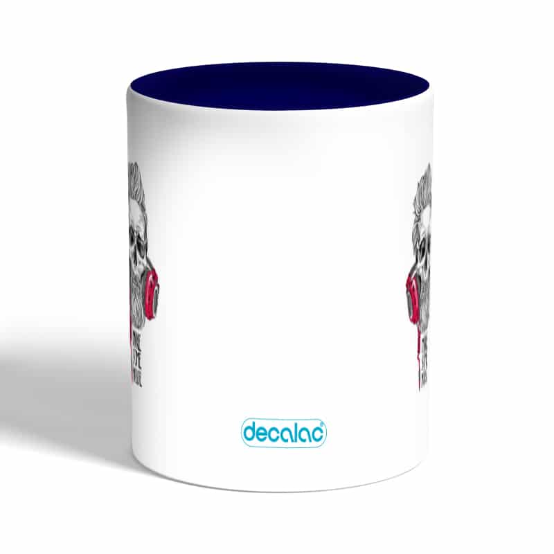 كوب-قهوة-بمقبض-ازرق-داكن-بتصميم-الأستماع-الى-الموسيقى-1