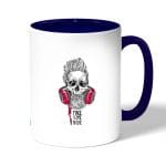 كوب قهوة بمقبض ازرق داكن بتصميم الأستماع الى الموسيقى