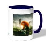 كوب قهوة بمقبض ازرق داكن بتصميم الأميرة صاحبة القوس والسهم