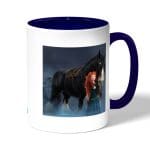 كوب قهوة بمقبض ازرق داكن بتصميم الأميرة مريدا