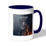 كوب قهوة بمقبض ازرق داكن بتصميم الامساك برؤوس الوحوش ذا ويتشر 3 وايلد هانت