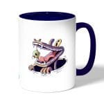 كوب قهوة بمقبض ازرق داكن بتصميم التمساح والصوص