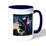 كوب قهوة بمقبض ازرق داكن بتصميم الشر يسيطرعلى سبايدر مان