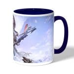 كوب قهوة بمقبض ازرق داكن بتصميم الصيّادة إلوي هورايزن زيرو داون