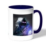 كوب قهوة بمقبض ازرق داكن بتصميم المخيف رافين فورتنايت