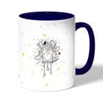 كوب قهوة بمقبض ازرق داكن بتصميم النجوم والأحلام