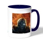 كوب قهوة بمقبض ازرق داكن بتصميم النمسيس ريزدنت ايفل 3