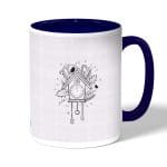 كوب قهوة بمقبض ازرق داكن بتصميم بيت العصفور