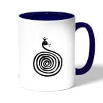 كوب قهوة بمقبض ازرق داكن بتصميم ثعبان لطيف