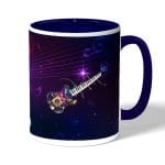كوب قهوة بمقبض ازرق داكن بتصميم جيتار ومفاتيح بيانو