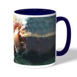 كوب قهوة بمقبض ازرق داكن بتصميم حرب عملاقان هجوم العمالقة