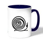 كوب قهوة بمقبض ازرق داكن بتصميم حلزون