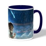 كوب قهوة بمقبض ازرق داكن بتصميم خيوط جمعتنا معا انمي