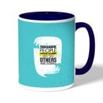 كوب قهوة بمقبض ازرق داكن بتصميم دع القلق