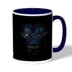 كوب قهوة بمقبض ازرق داكن بتصميم ديث نوت ريوك مخيف