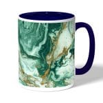 كوب قهوة بمقبض ازرق داكن بتصميم ذهبي وأخضر