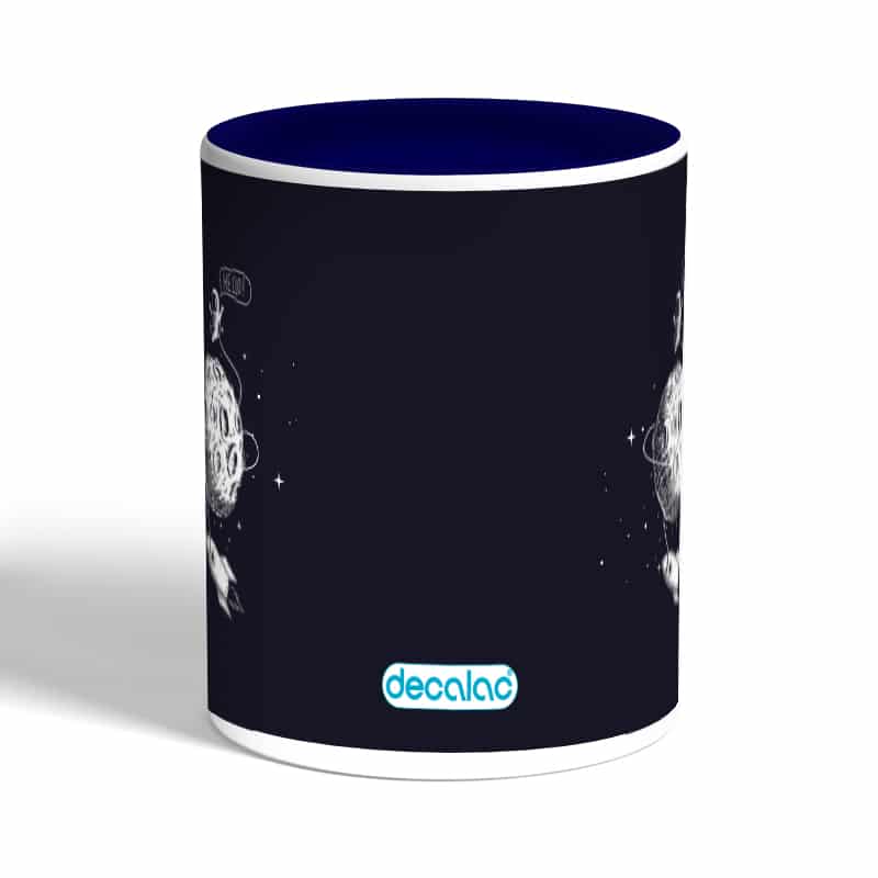 كوب-قهوة-بمقبض-ازرق-داكن-بتصميم-رائد-فضاء-1