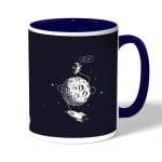 كوب قهوة بمقبض ازرق داكن بتصميم رائد فضاء