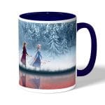 كوب قهوة بمقبض ازرق داكن بتصميم رحله الاصدقاء