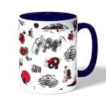 كوب قهوة بمقبض ازرق داكن بتصميم رسومات يابانيه